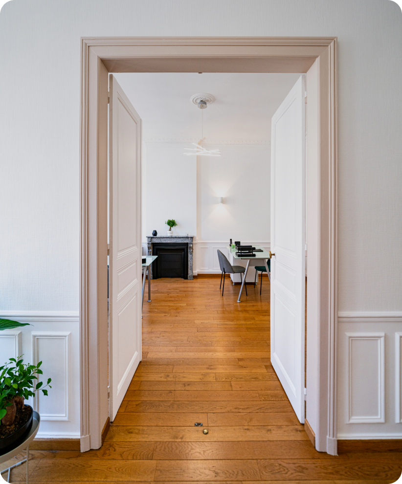Couloir avec la porte d'entrée des bureaux du cabinet Descroix