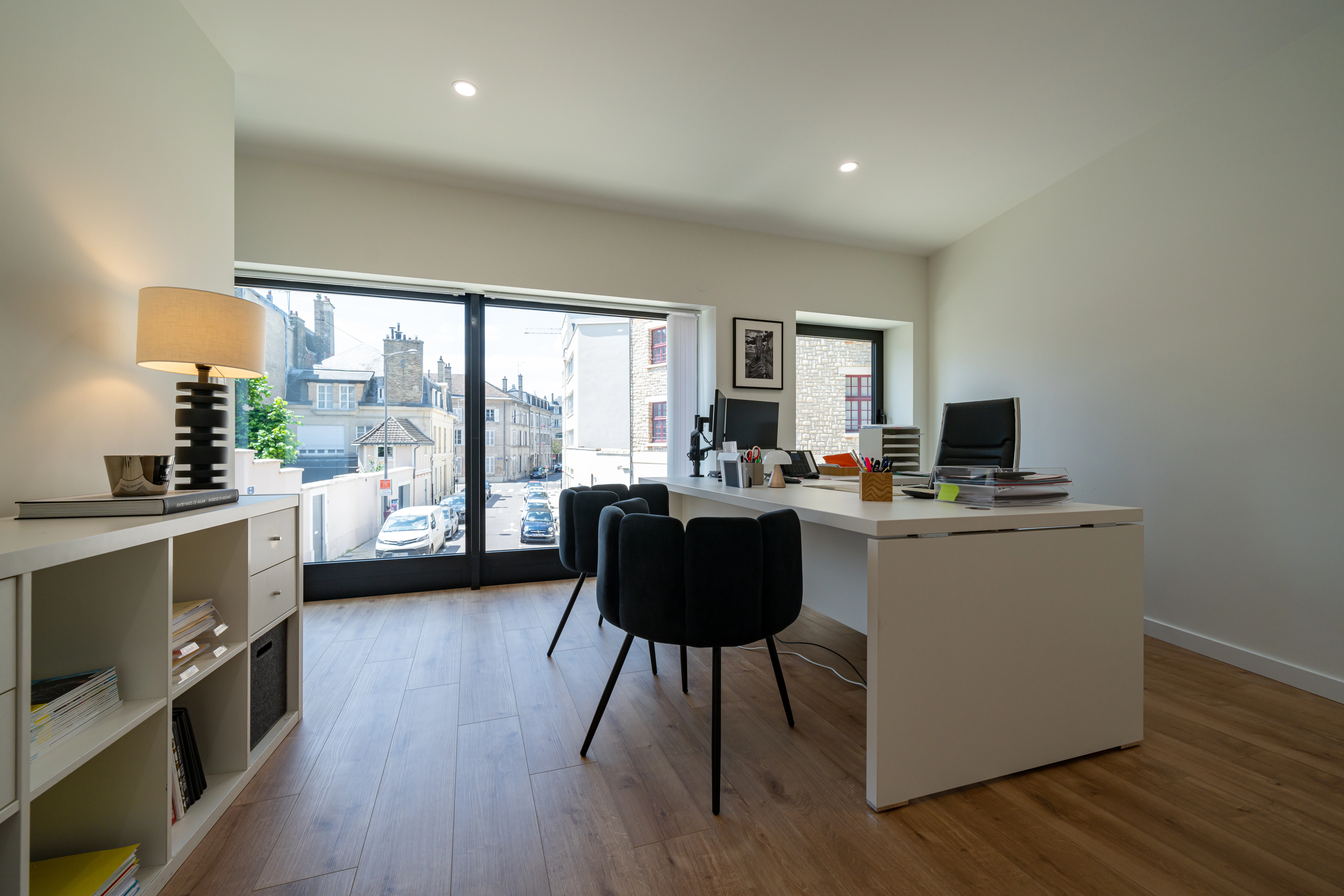 Bureau avec ordinateur et chaise pour accueilir les clients au cabinet Descroix
